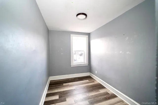 a view of empty room with window