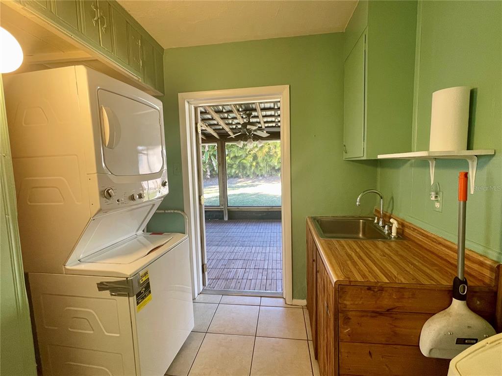 2043 Cordes Street Osprey, FL 34229 - Photo 15 of 35 a bathroom with a sink and a mirror