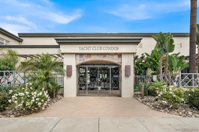 a view of livingroom with furniture