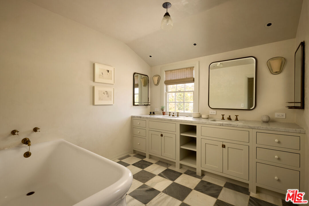 239 West Channel Road Santa Monica, CA 90402 - Photo 21 of 34