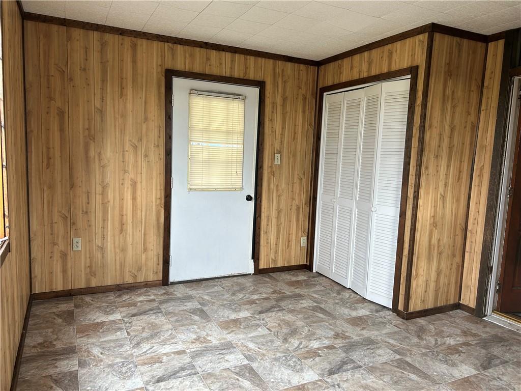556 Bonniebrook Road Butler, PA 16002 - Photo 9 of 36 an empty room with closet and a window