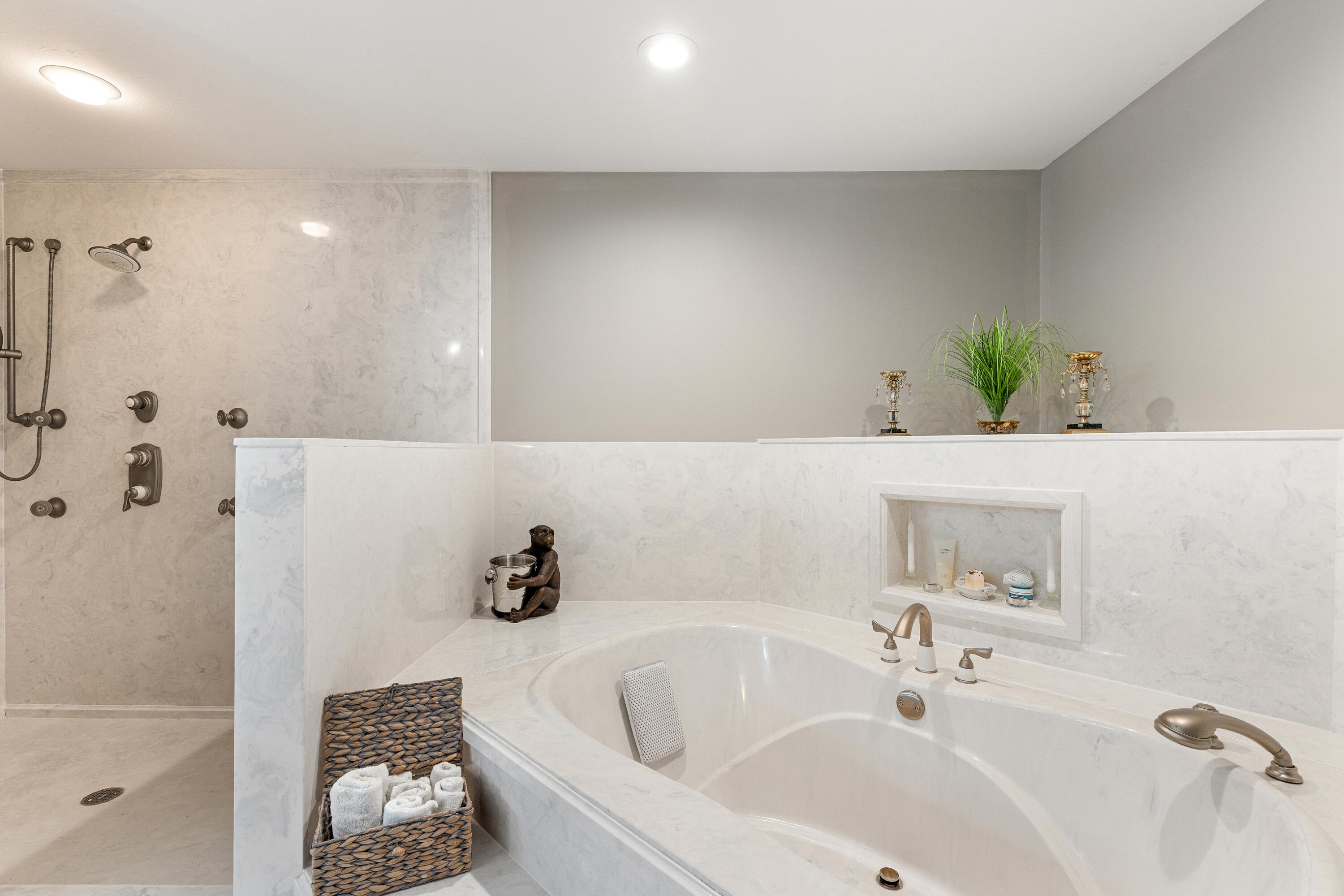 804 Mars Street Destin, FL 32541 - Photo 24 of 71 a bathroom with a tub