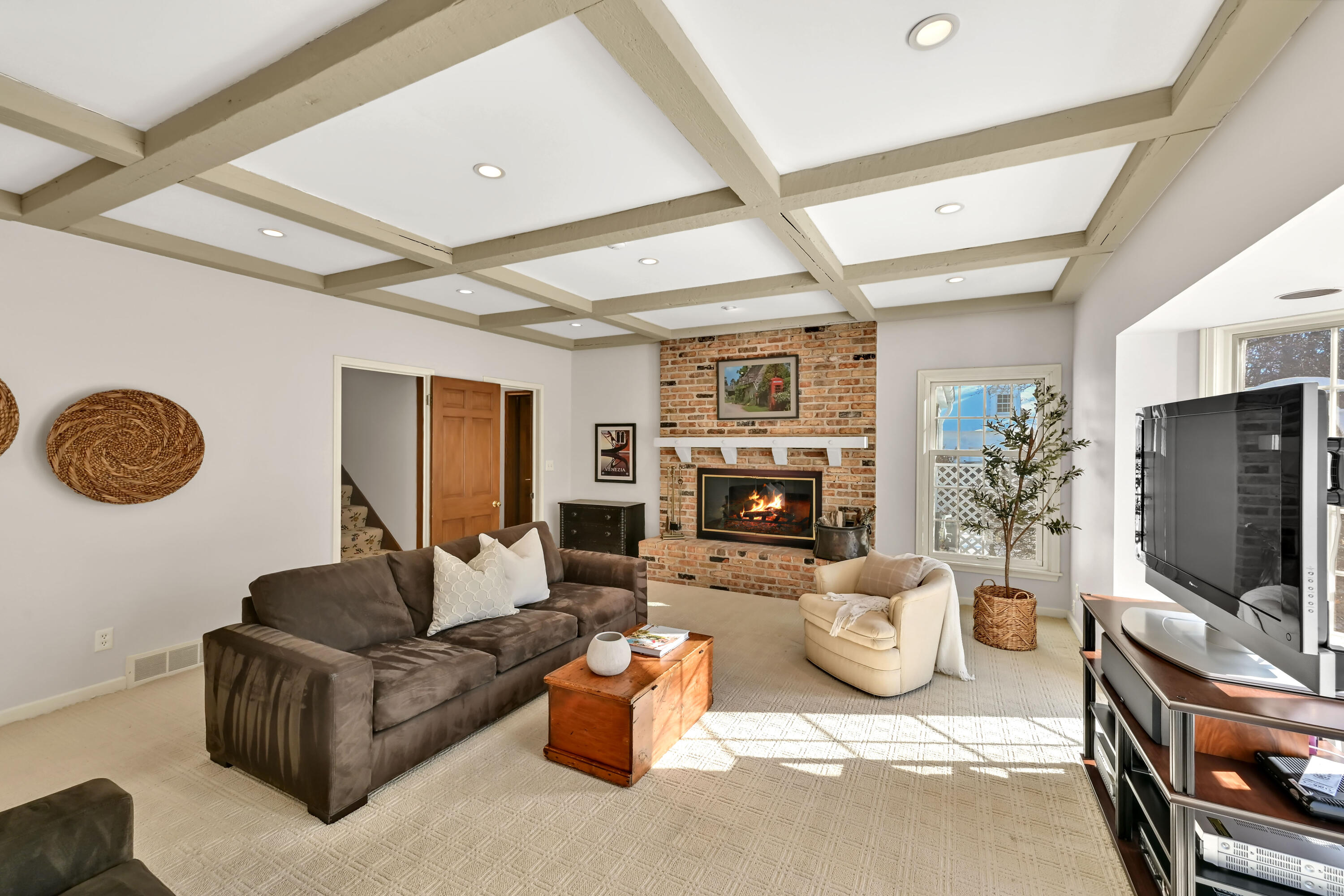 2305 West County Line Road River Hills, WI 53217 - Photo 11 of 41 Great Natural Light