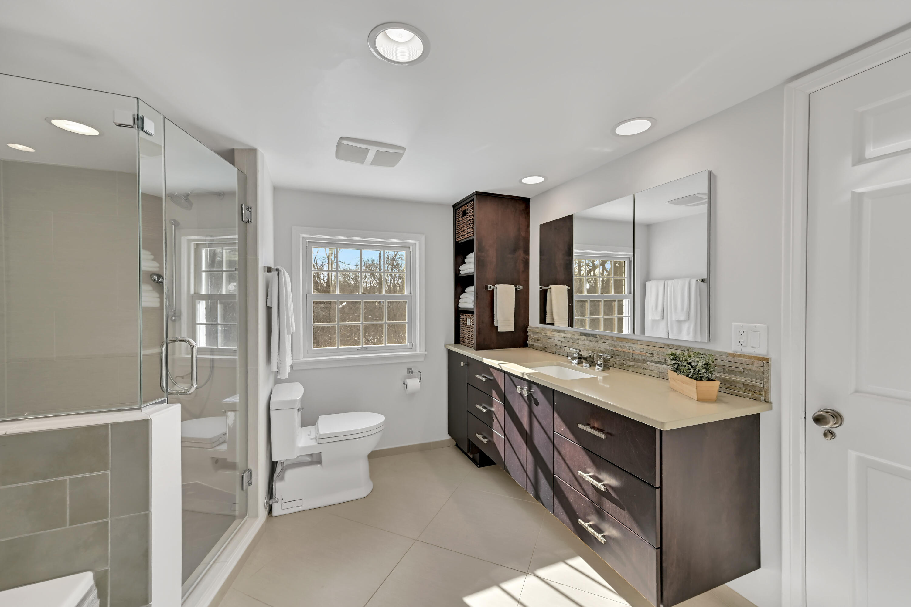 2305 West County Line Road River Hills, WI 53217 - Photo 17 of 41 Primary Bathroom