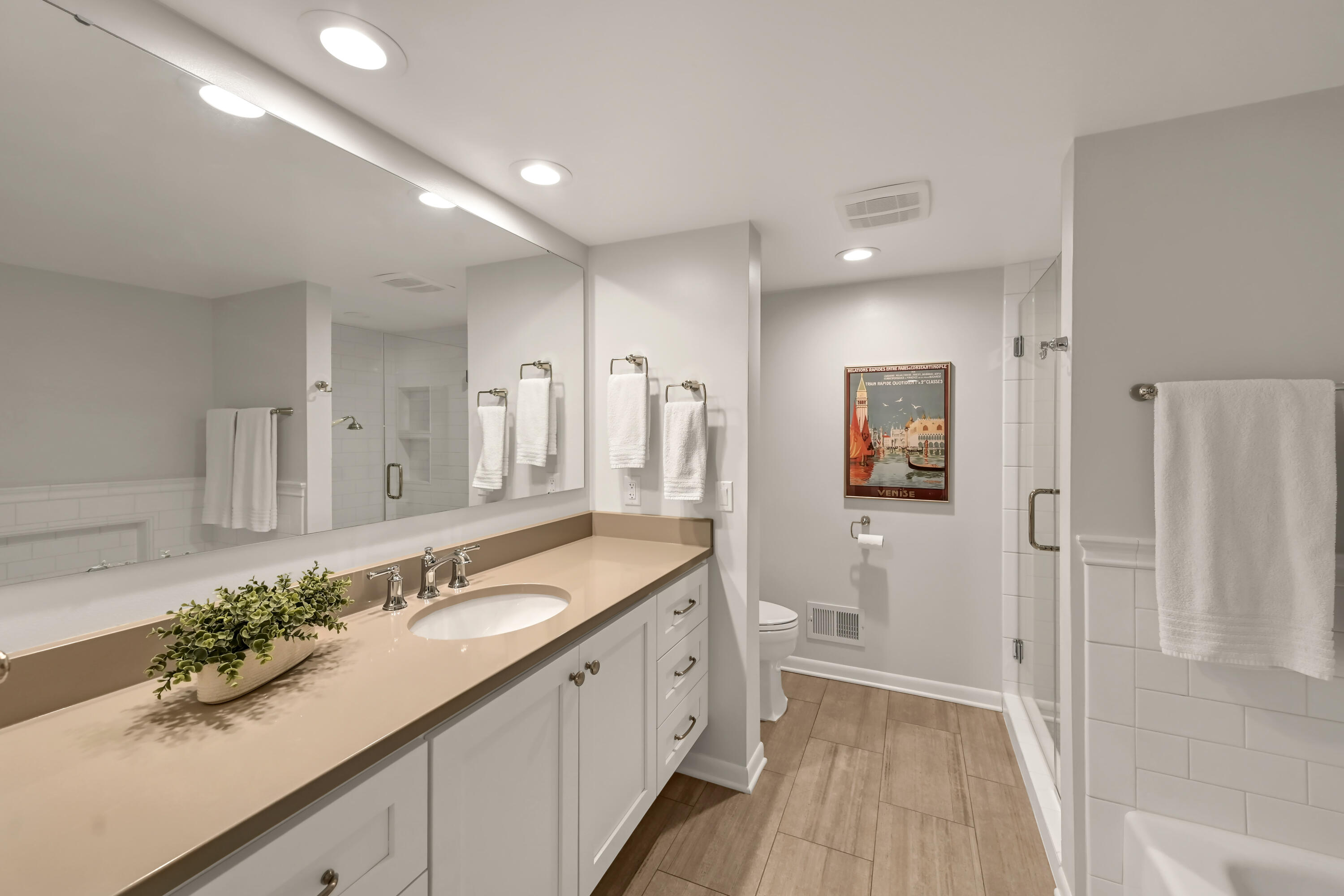 2305 West County Line Road River Hills, WI 53217 - Photo 20 of 41 Updated Full Bath