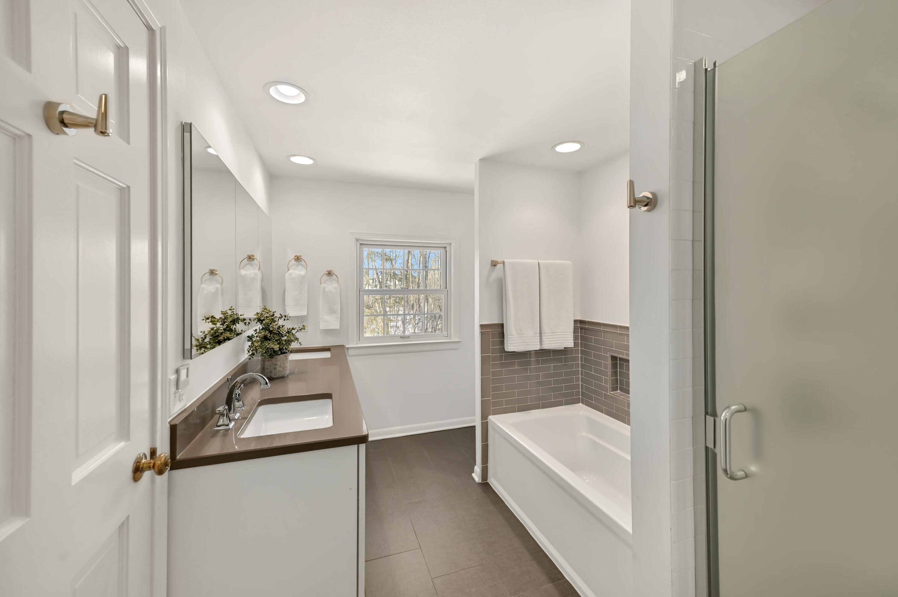 2305 West County Line Road River Hills, WI 53217 - Photo 22 of 41 Jack-and-Jill Bathroom