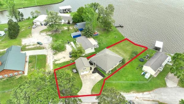 an aerial view of a tennis ground
