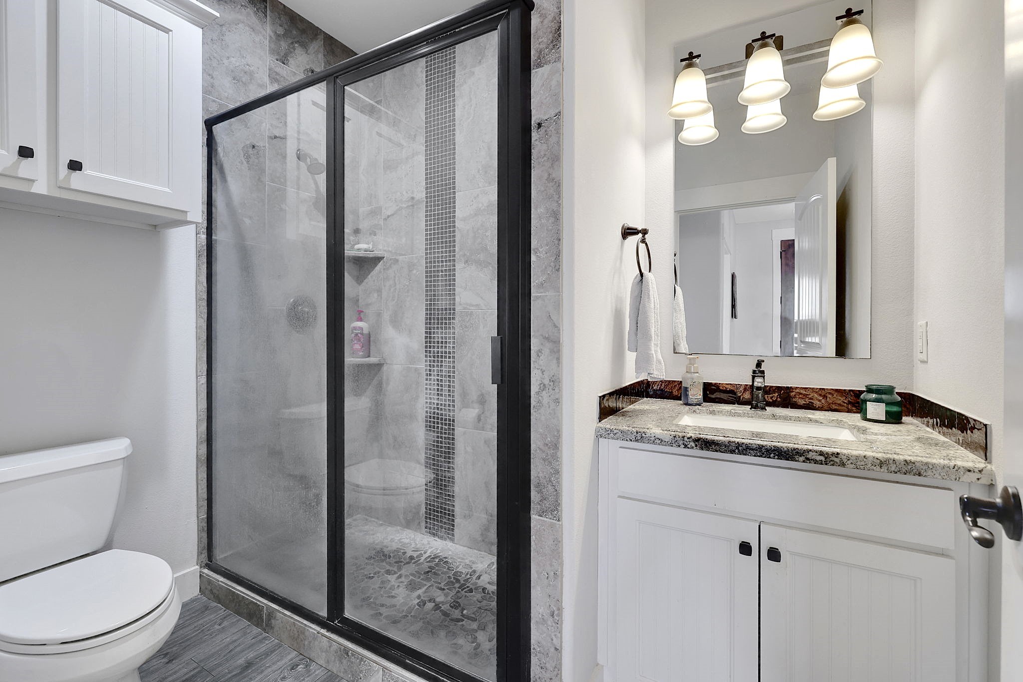 453 East Oak Shadows Onalaska, TX 77360 - Photo 17 of 48 Guest bathroom