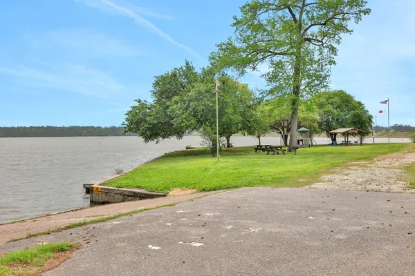 $475,000 | 453 East Oak Shadows, Onalaska, TX 77360