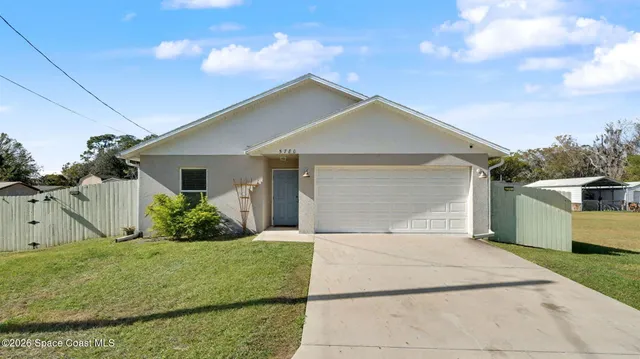 a front view of house with yard