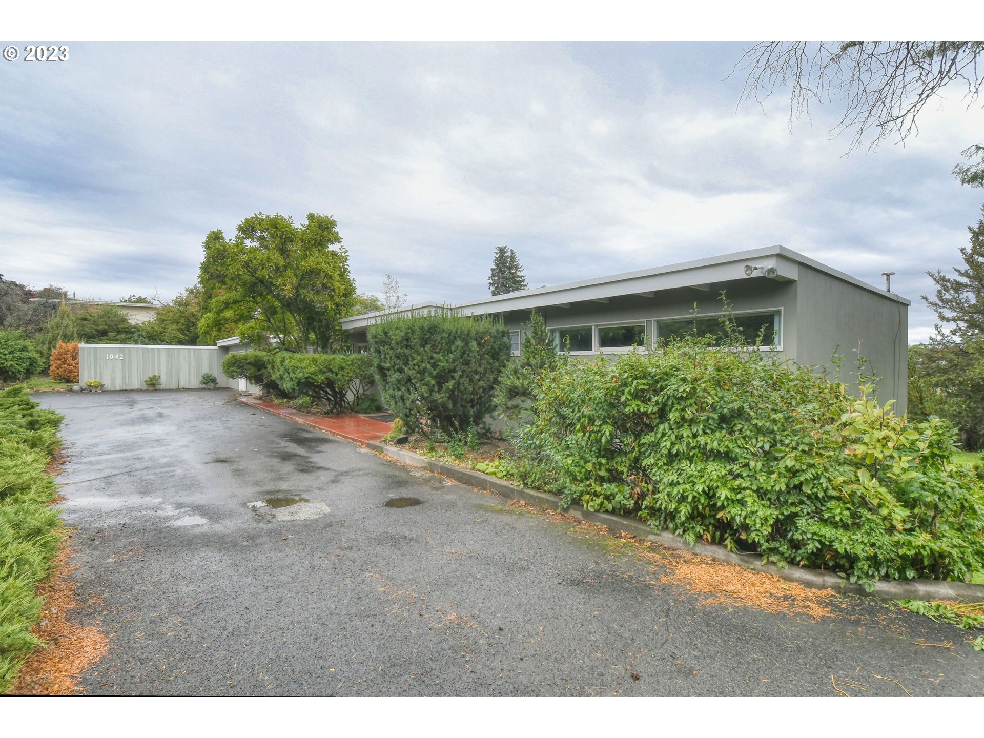a view of a yard in front of house