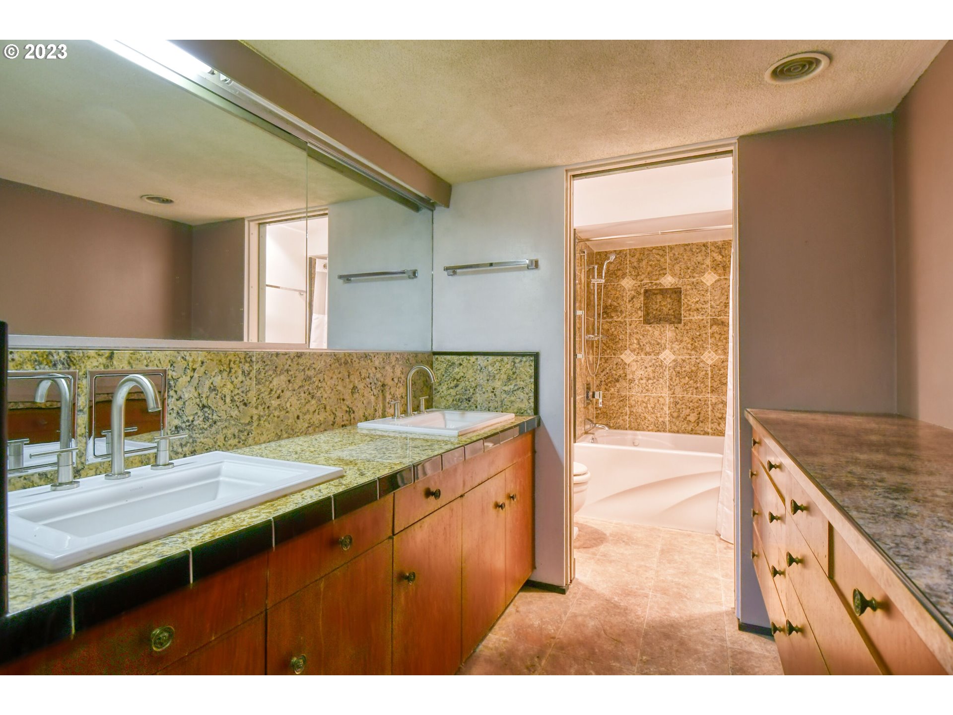 1042 Skyline Drive Pendleton, OR 97801 - Photo 25 of 48 a bathroom with a sink and a mirror