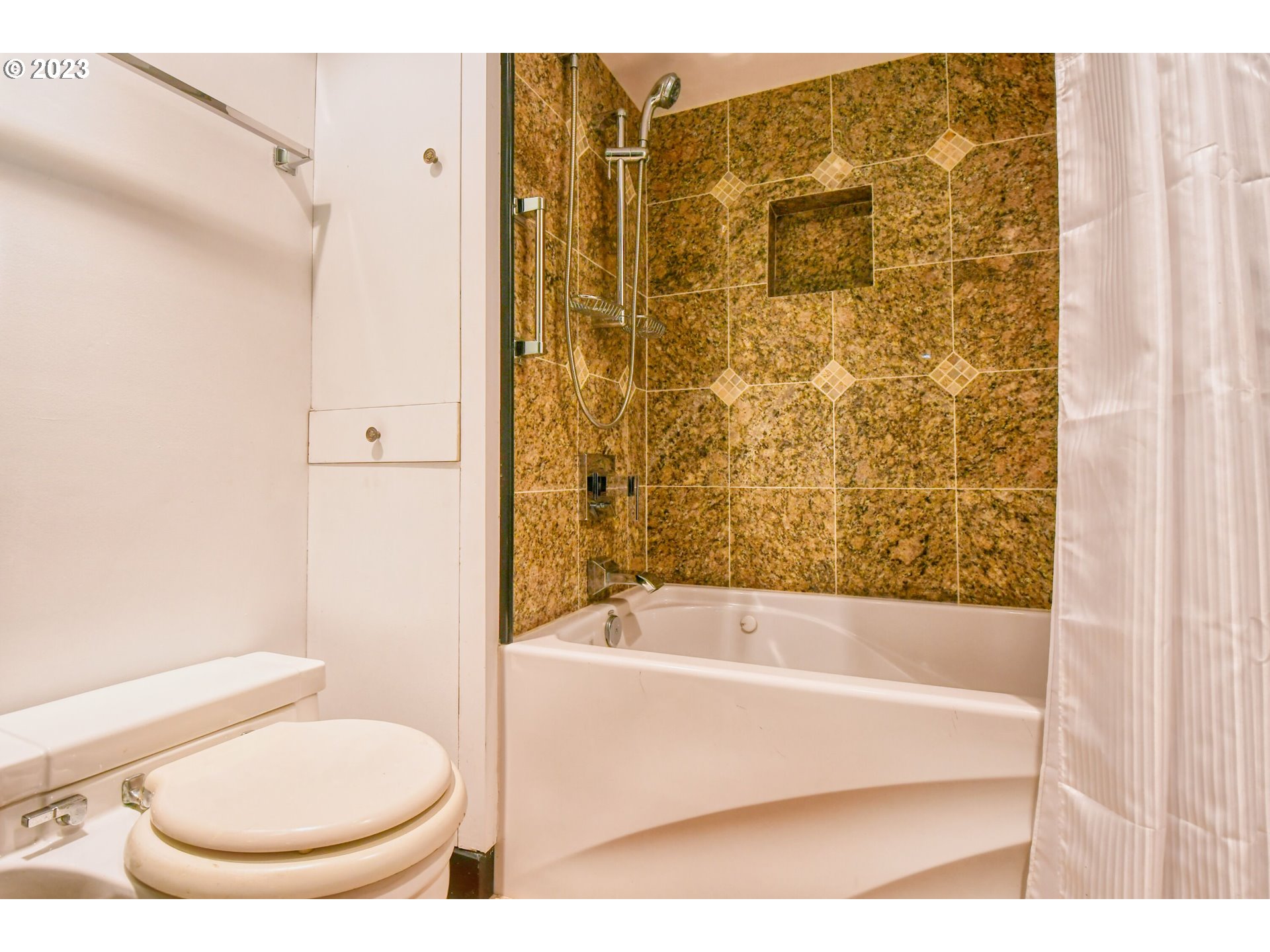 1042 Skyline Drive Pendleton, OR 97801 - Photo 26 of 48 a bathroom with a toilet and a bathtub