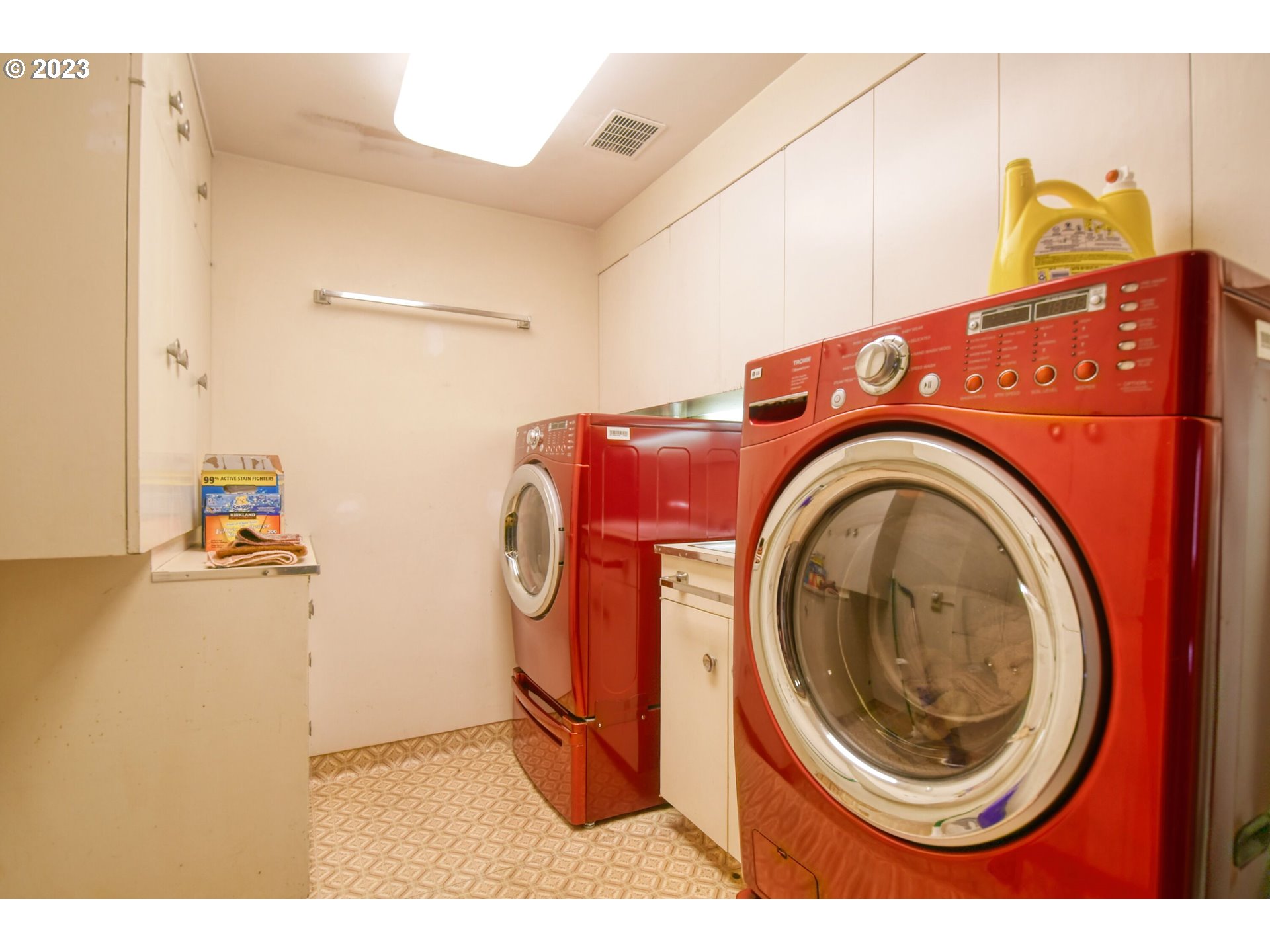 1042 Skyline Drive Pendleton, OR 97801 - Photo 36 of 48 a utility room with dryer and washer