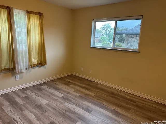 $1,700 | 13639 Oak Meadows, Universal City, TX 78148