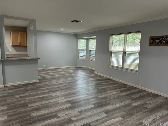 $1,700 | 13639 Oak Meadows, Universal City, TX 78148