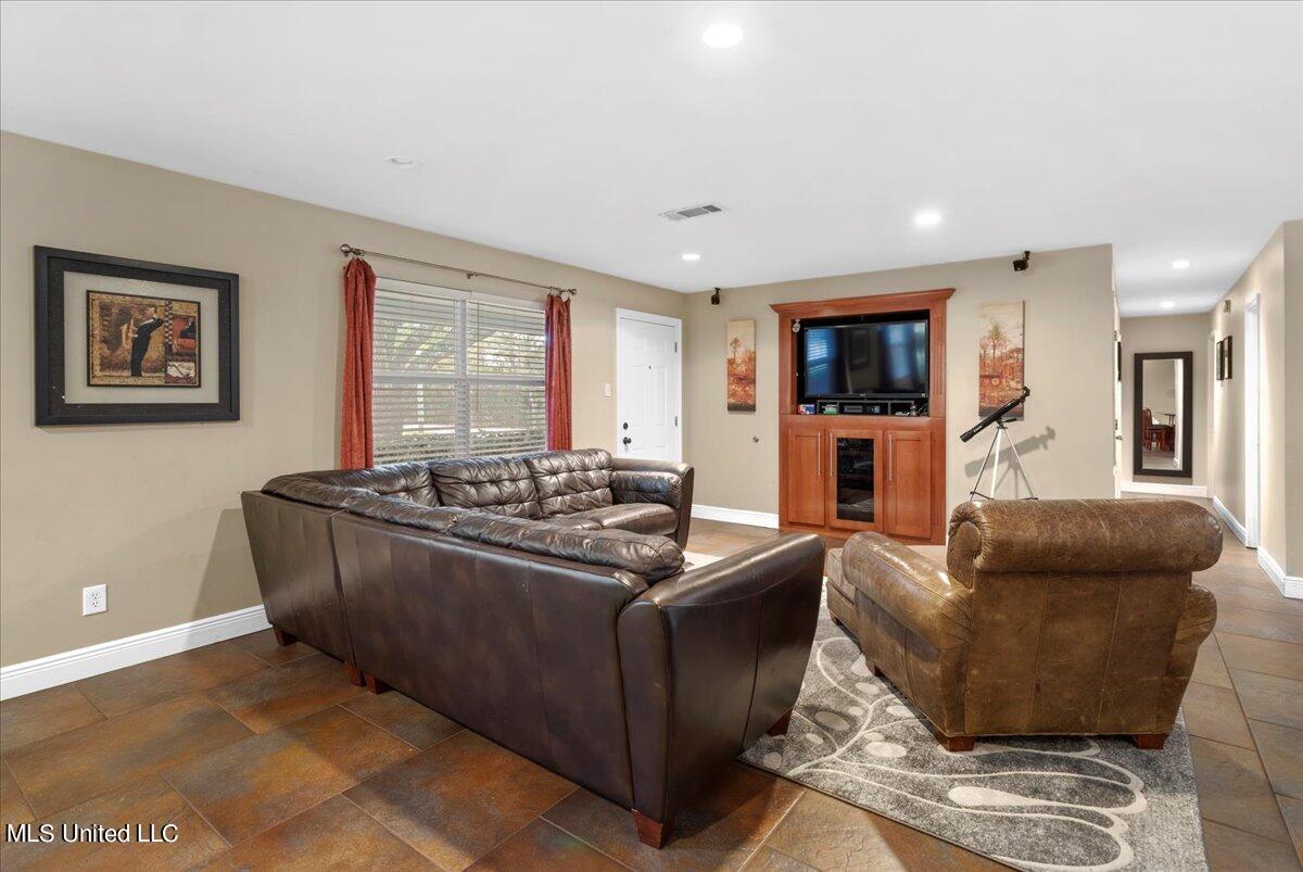 2534 Meadow Road Biloxi, MS 39531 - Photo 11 of 38 11-Living Room