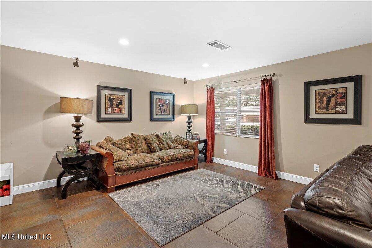 2534 Meadow Road Biloxi, MS 39531 - Photo 12 of 38 12-Living Room