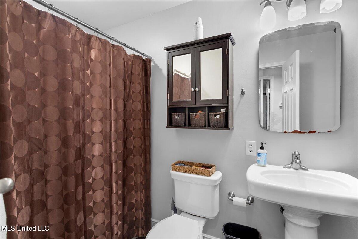 2534 Meadow Road Biloxi, MS 39531 - Photo 13 of 38 13-Bathroom 2