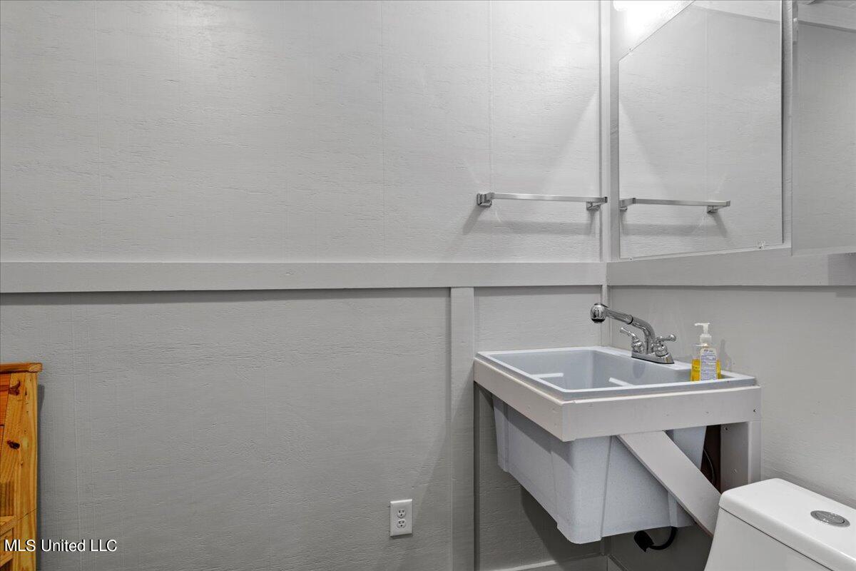 2534 Meadow Road Biloxi, MS 39531 - Photo 22 of 38 22-Bathroom 3