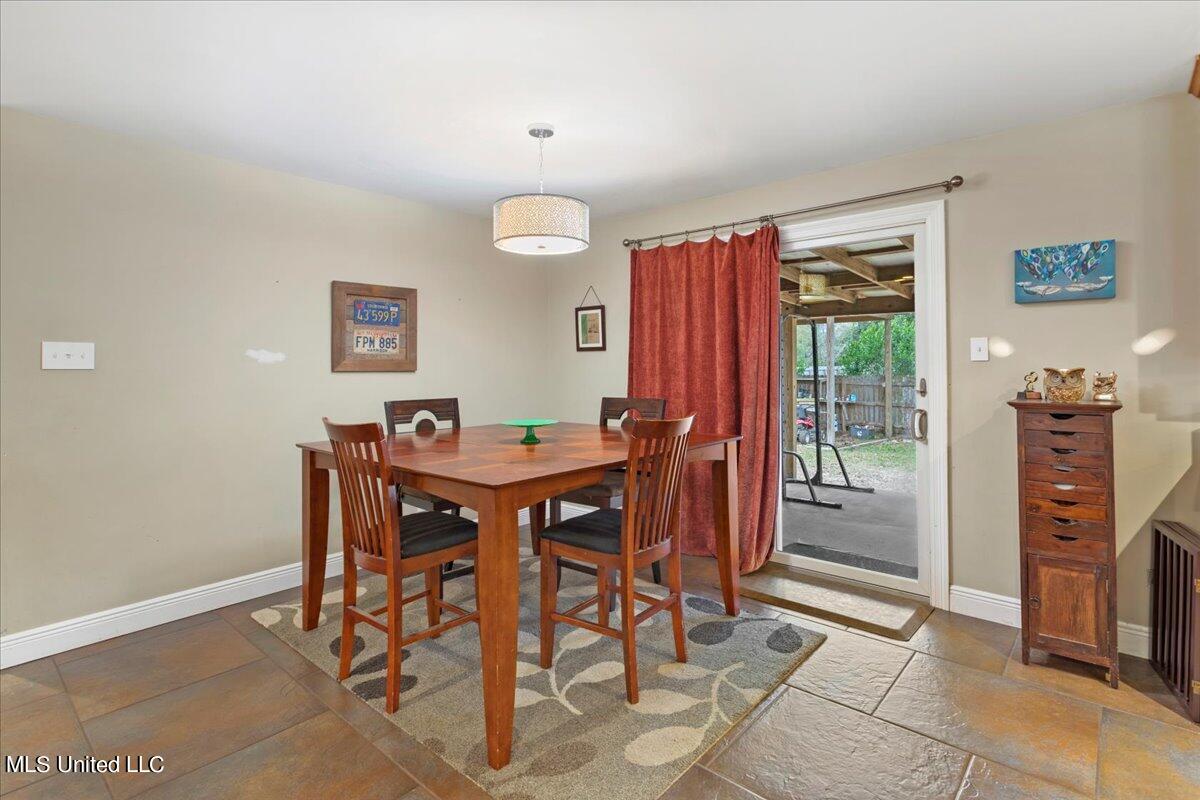 2534 Meadow Road Biloxi, MS 39531 - Photo 8 of 38 08-Dining