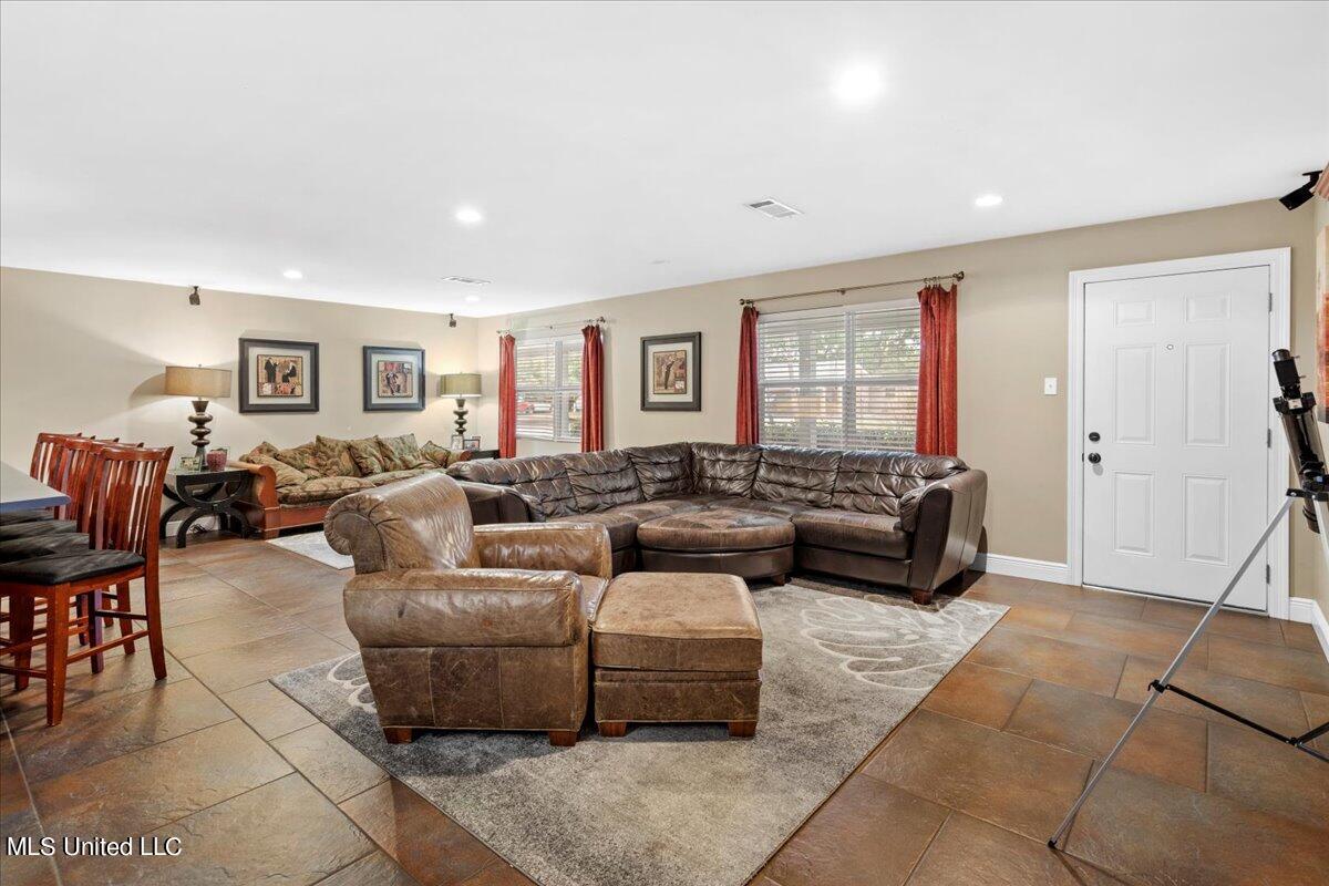 2534 Meadow Road Biloxi, MS 39531 - Photo 9 of 38 09-Living Room