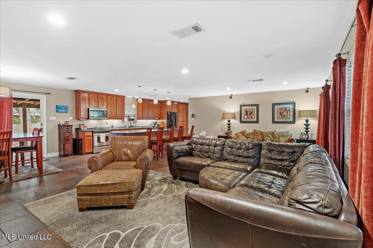 2534 Meadow Road Biloxi, MS 39531 - Photo 10 of 38 10-Living Room