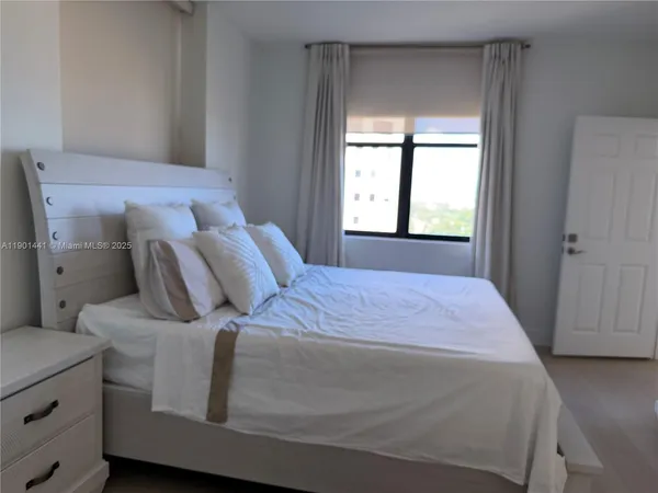 $530,000 | 888 Douglas Road, Unit 917, Coral Gables, FL 33134