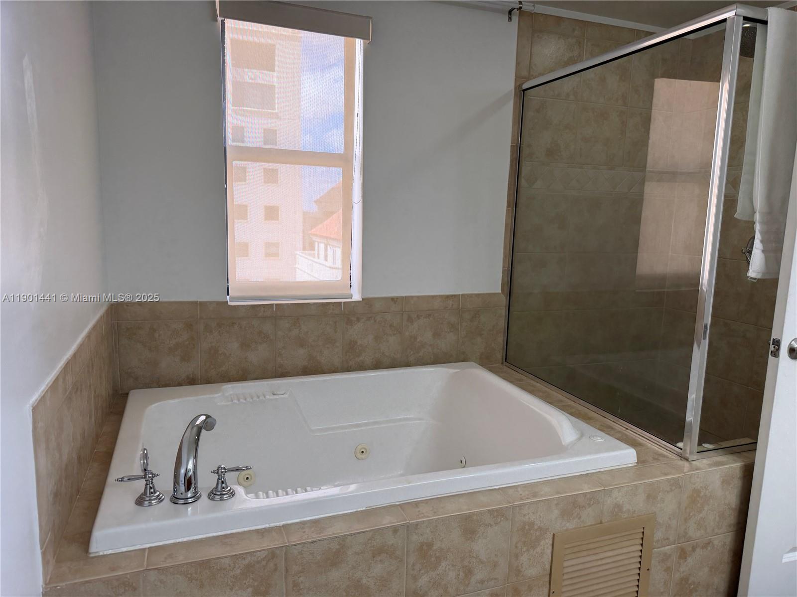 888 Douglas Road, Unit 917 Coral Gables, FL 33134 - Photo 20 of 31 a bathroom with a bathtub
