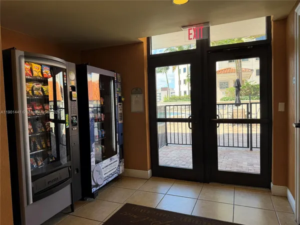 $530,000 | 888 Douglas Road, Unit 917, Coral Gables, FL 33134