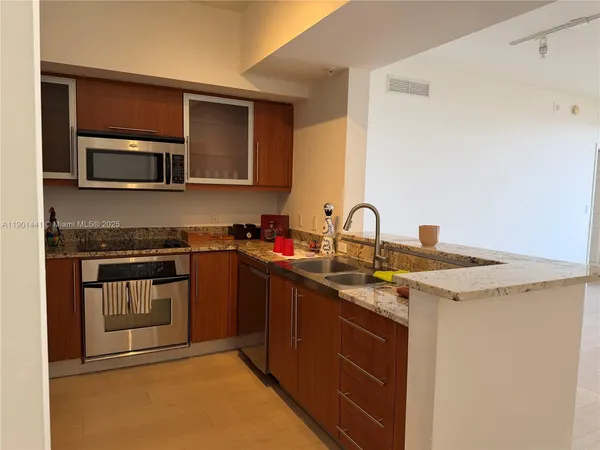 $530,000 | 888 Douglas Road, Unit 917, Coral Gables, FL 33134