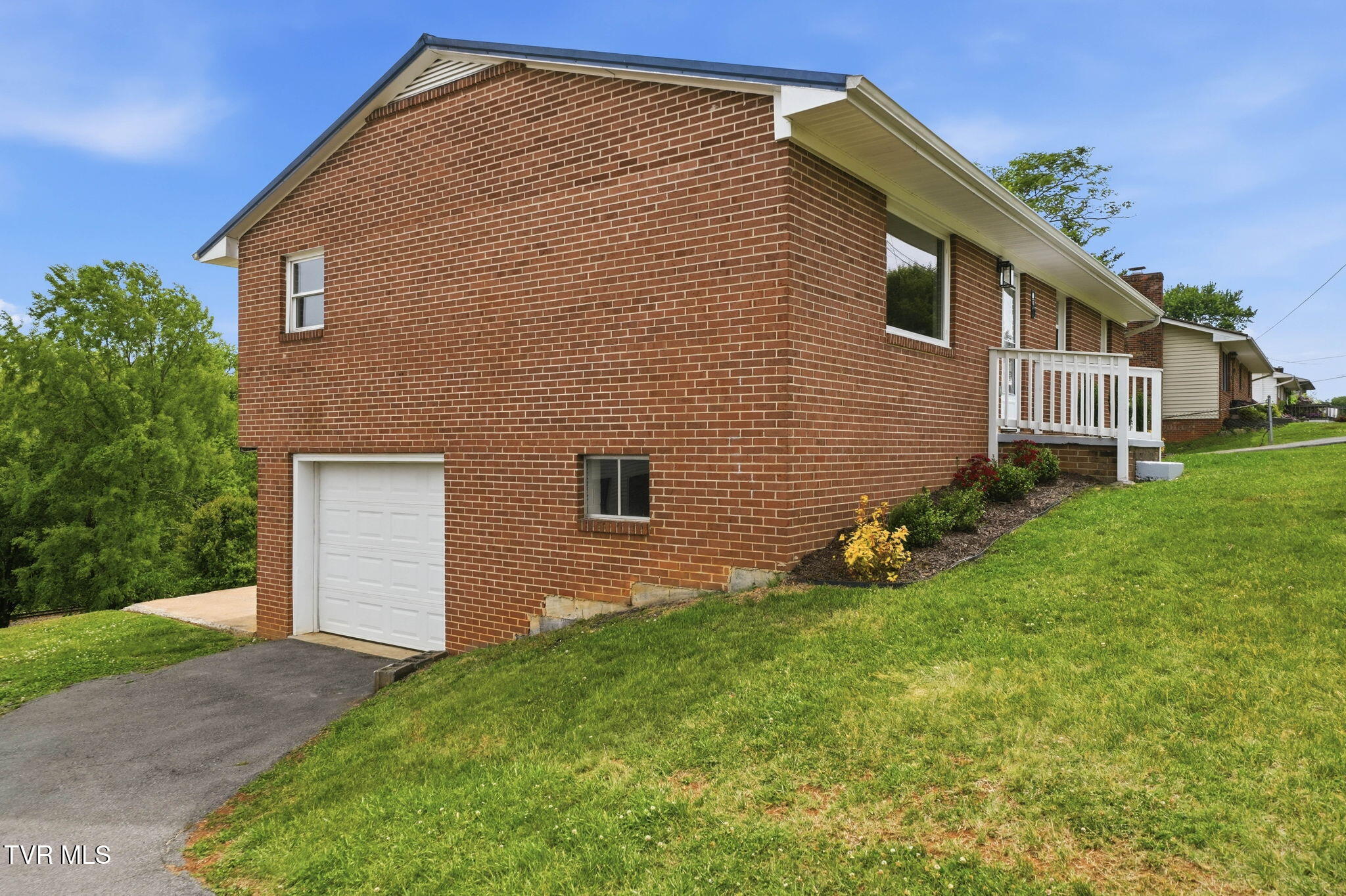 139 Grandview Road Church Hill, TN 37642 - Photo 2 of 33 beyc6a039e9d4a1fd