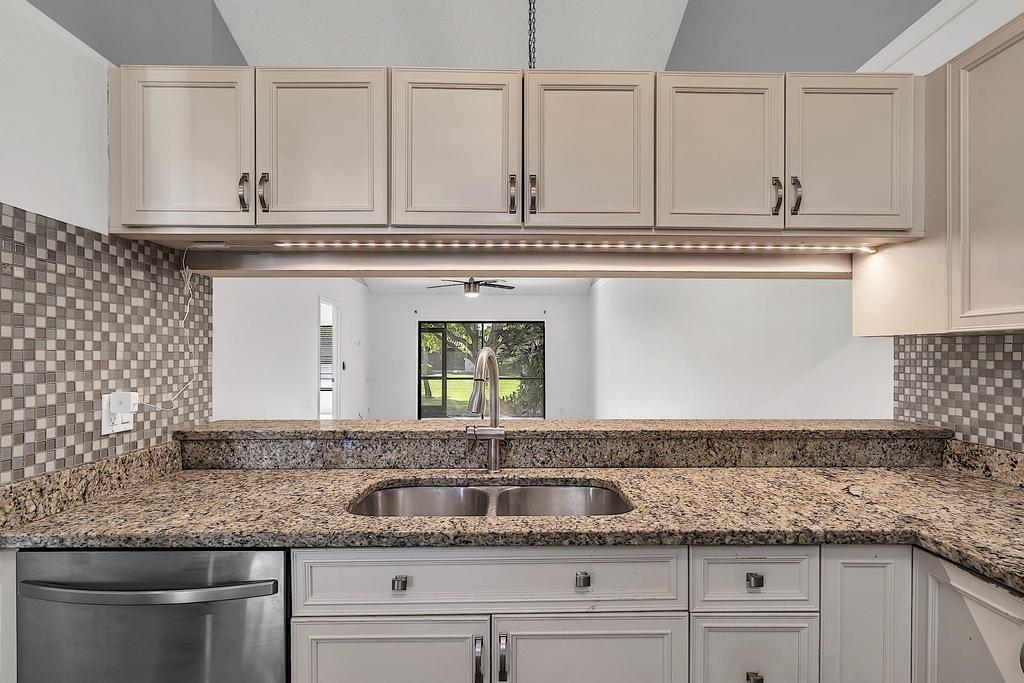 416 Buttonwood Place Boca Raton, FL 33431 - Photo 8 of 43 416 - 392