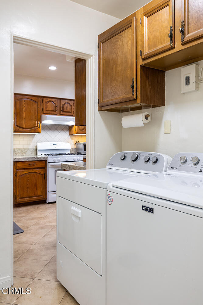 824 Palm Drive Glendale, CA 91202 - Photo 20 of 24 a kitchen with a sink a stove and cabinets