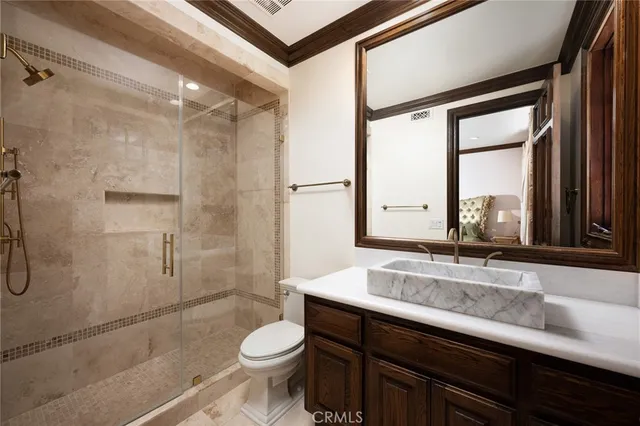 a en suite bathroom with a double vanity sink and a mirror