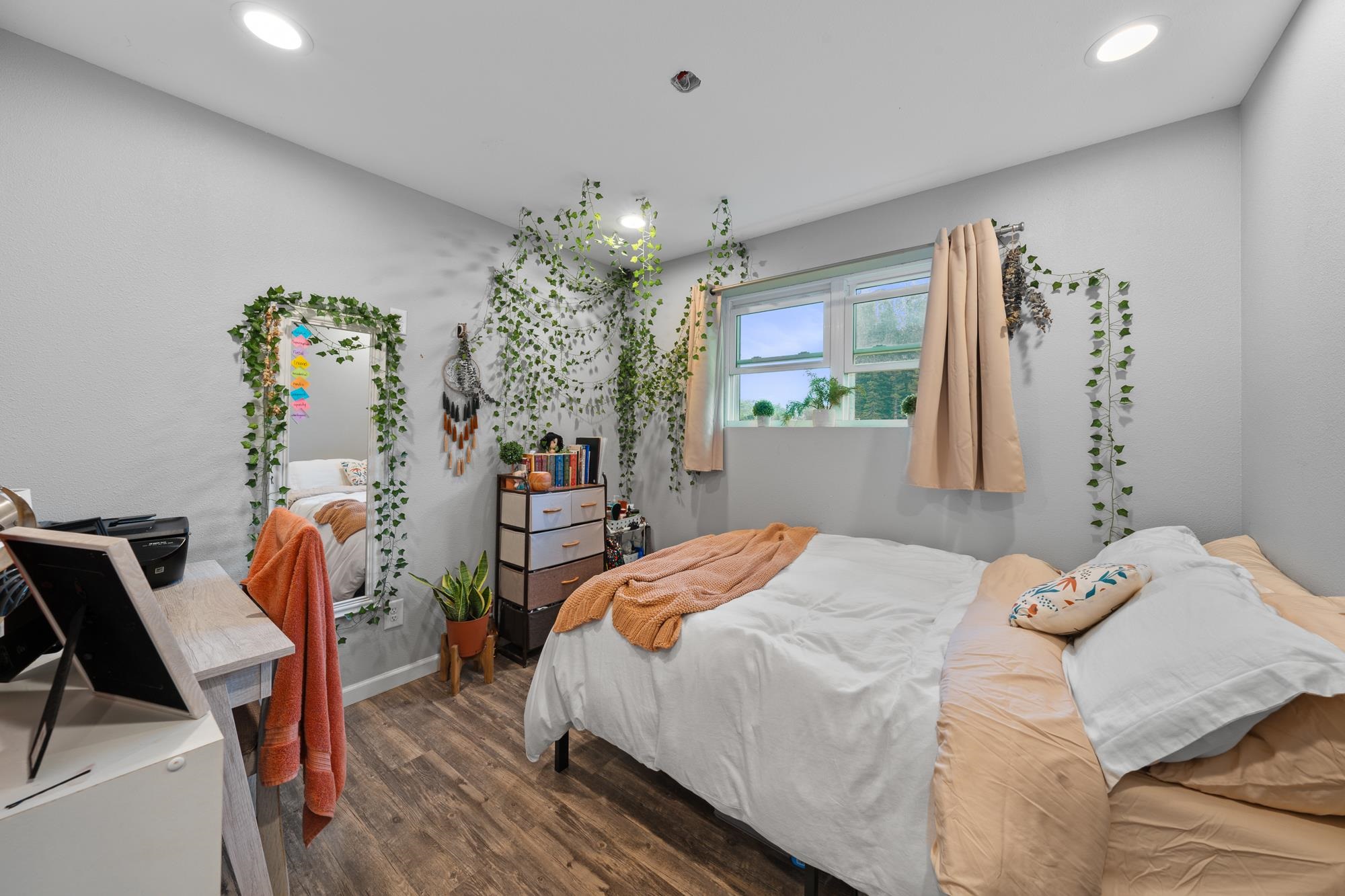 685 Upper Ulumalu Road Haiku, HI 96708 - Photo 16 of 34 a bedroom with a bed and a table in it