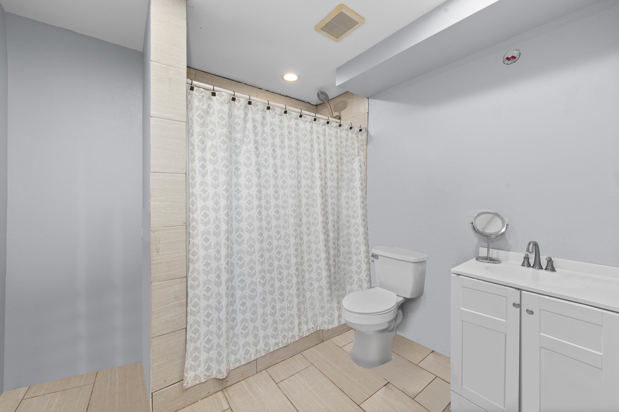 685 Upper Ulumalu Road Haiku, HI 96708 - Photo 19 of 34 a bathroom with a toilet a sink and shower