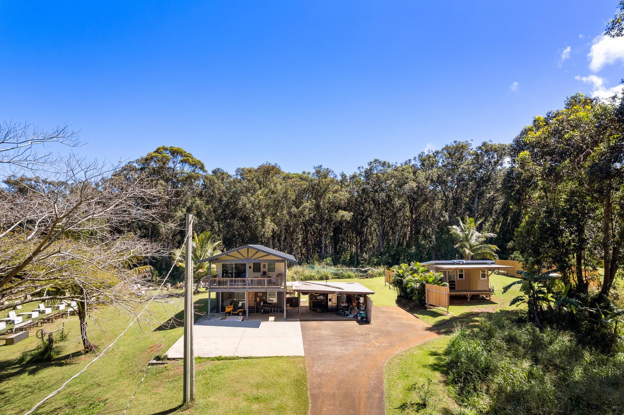 685 Upper Ulumalu Road Haiku, HI 96708 - Photo 24 of 34 a roof deck with table and chairs a barbeque