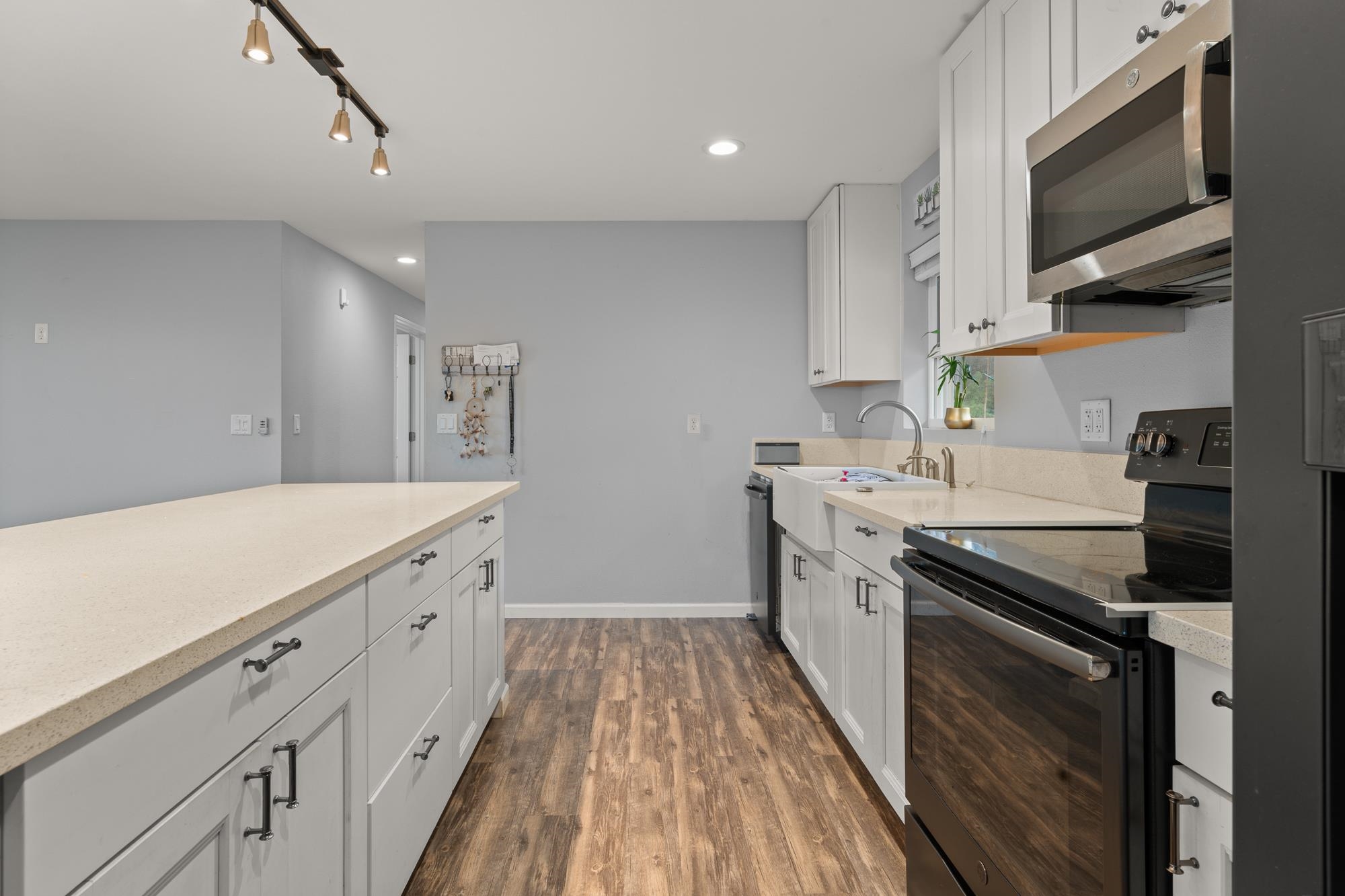 685 Upper Ulumalu Road Haiku, HI 96708 - Photo 3 of 34 a kitchen with cabinets oven and a sink