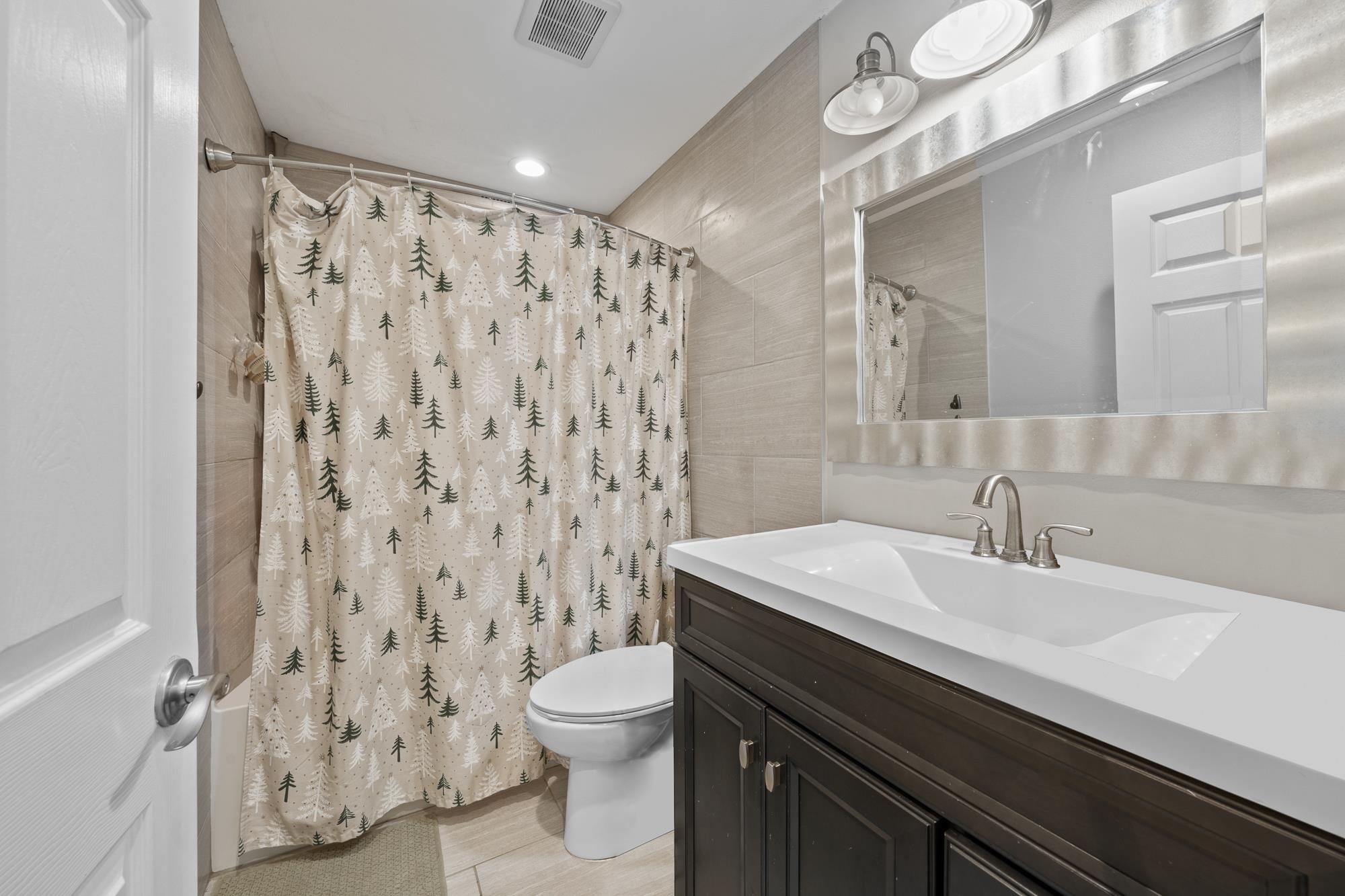 685 Upper Ulumalu Road Haiku, HI 96708 - Photo 9 of 34 a bathroom with a sink toilet and shower