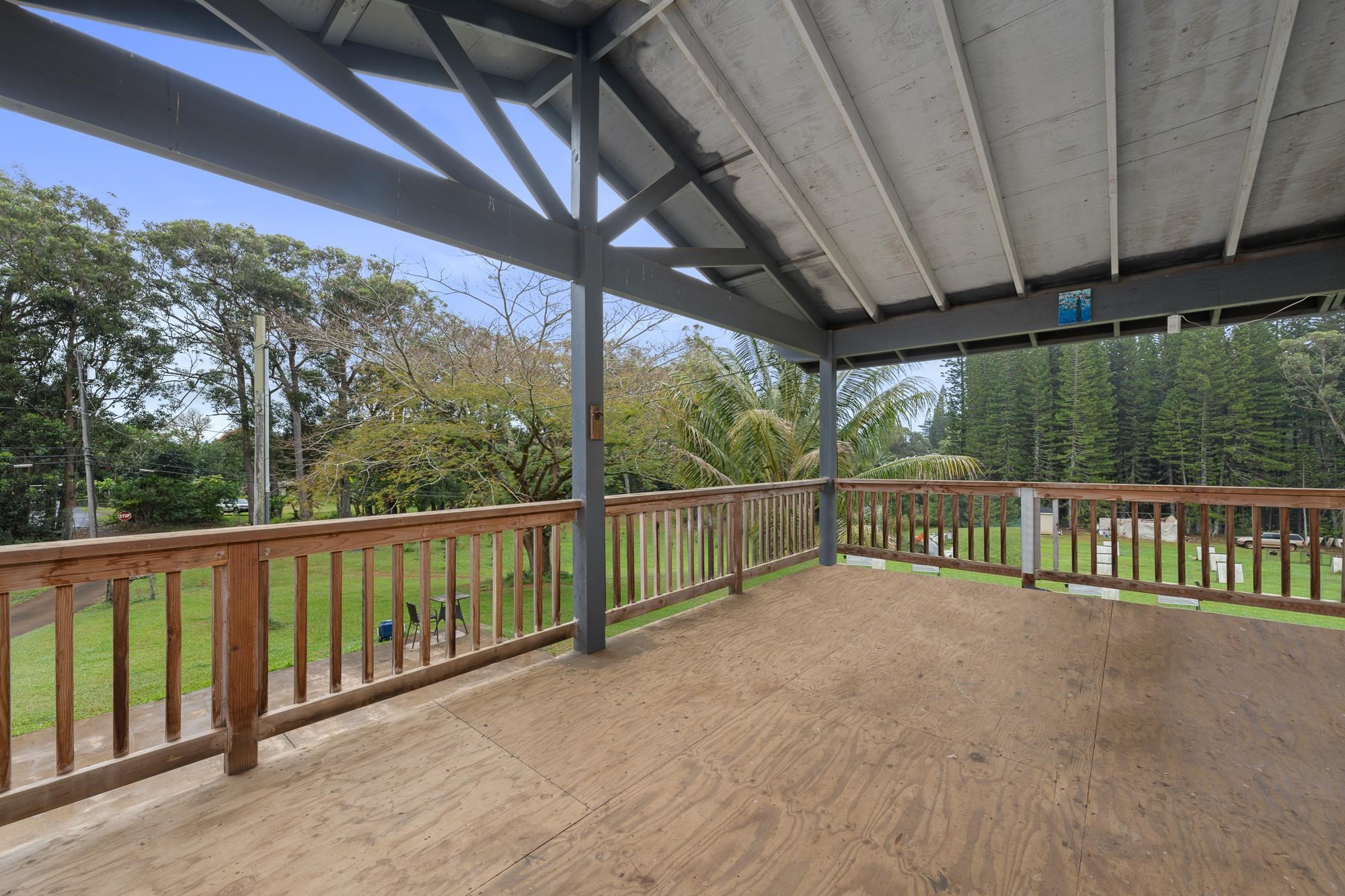 685 Upper Ulumalu Road Haiku, HI 96708 - Photo 10 of 34 a view of a balcony