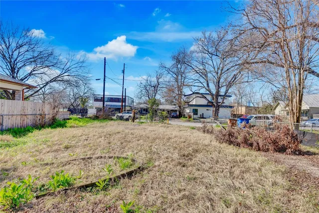 a view of a yard with a house