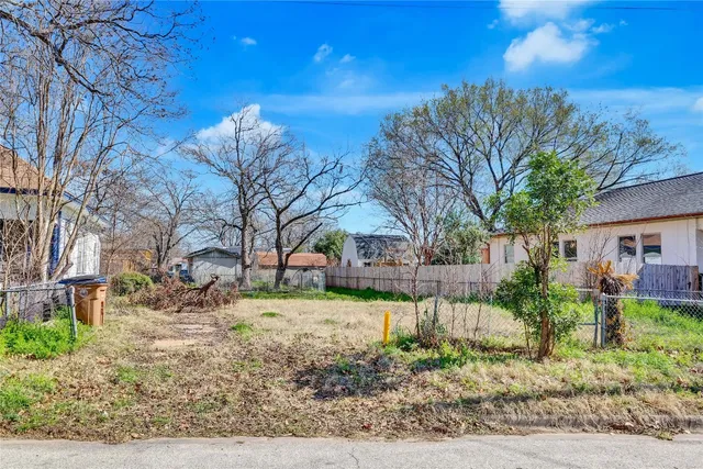 a view of a yard with a house in the background
