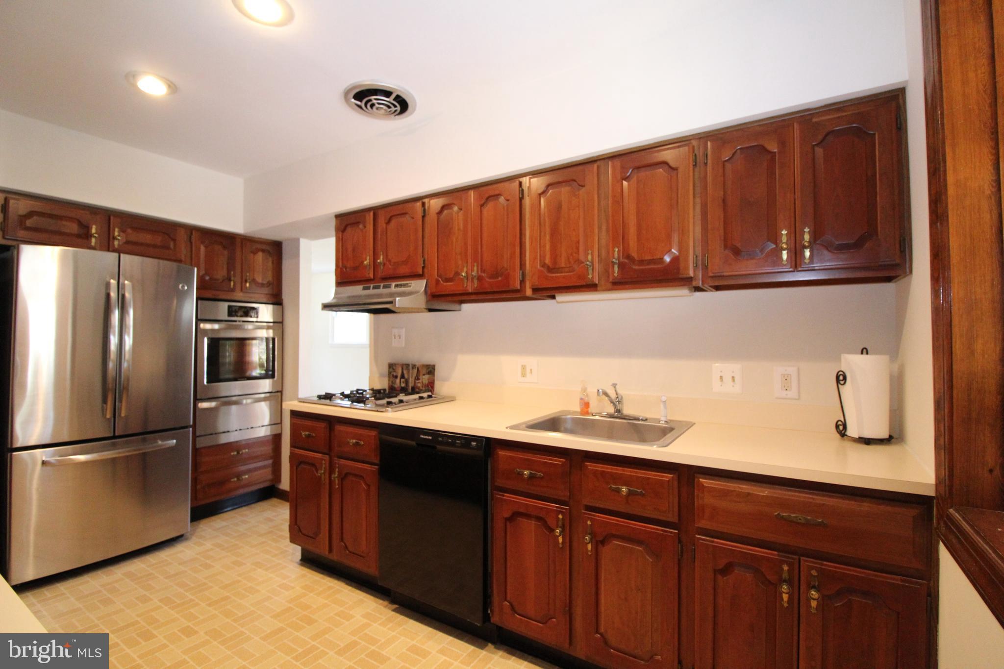 105 Woodwind Road Baltimore, MD 21228 - Photo 12 of 43 Kitchen