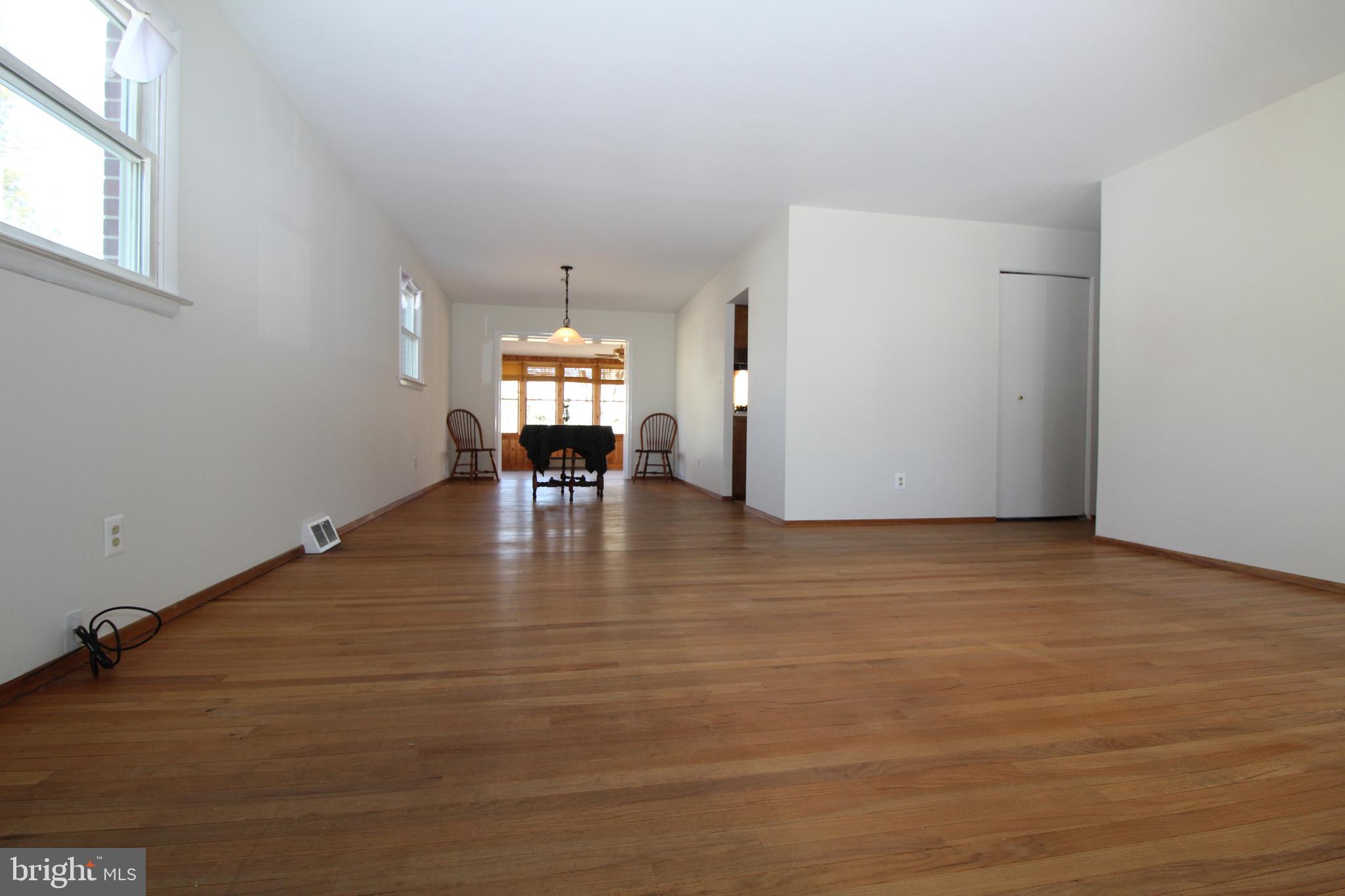 105 Woodwind Road Baltimore, MD 21228 - Photo 6 of 43 Living Room