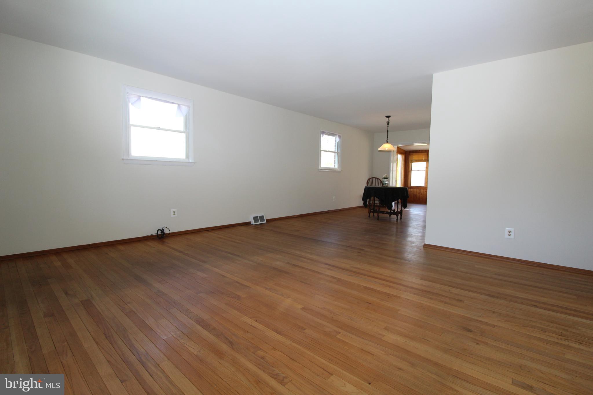 105 Woodwind Road Baltimore, MD 21228 - Photo 7 of 43 Living Room