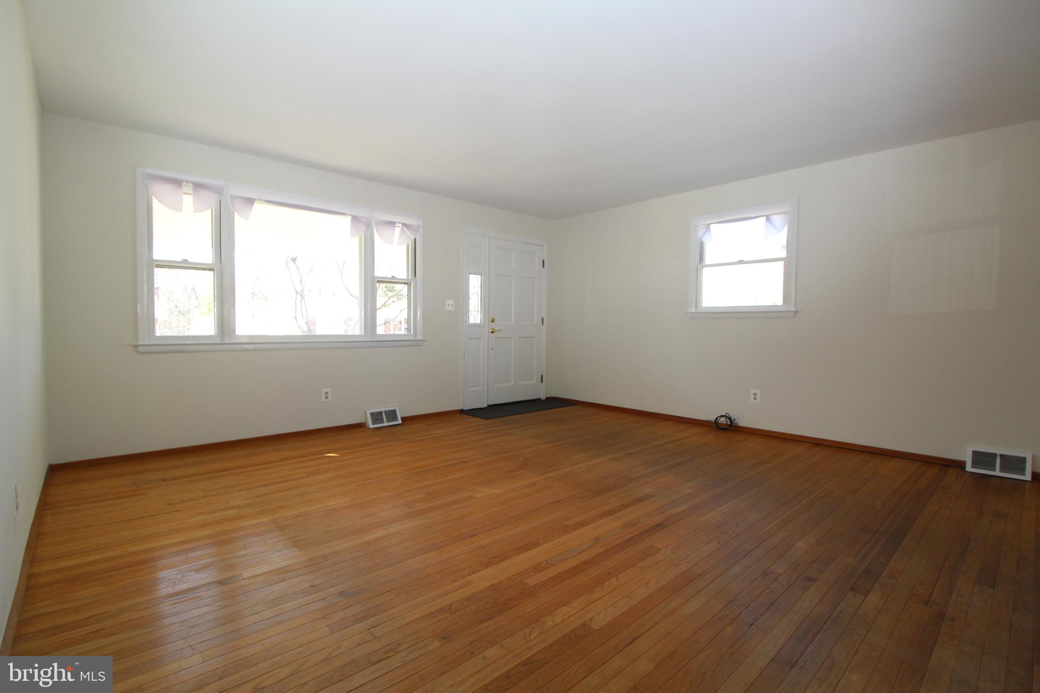 105 Woodwind Road Baltimore, MD 21228 - Photo 9 of 43 Living Room