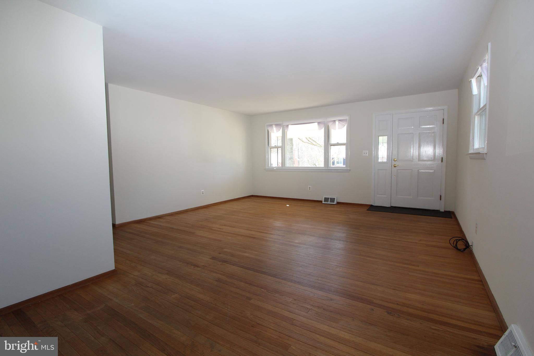 105 Woodwind Road Baltimore, MD 21228 - Photo 10 of 43 Living Room
