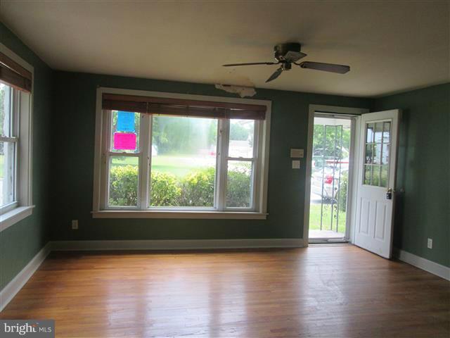 9 South 8th Street Ridgely, MD 21660 - Photo 2 of 20 Living Room
