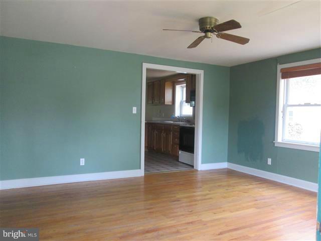 9 South 8th Street Ridgely, MD 21660 - Photo 3 of 20 Living Room